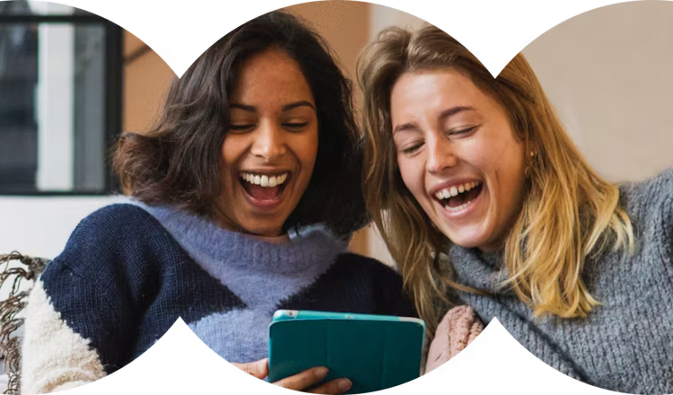 Imagen de amigas haciendo streaming con círculos